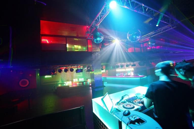 alquiler de salas con música y barra libre a tu gusto