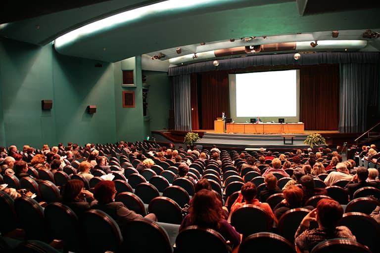 alquilando espacios para eventos corporativos podrás organizar reuniones de empresa