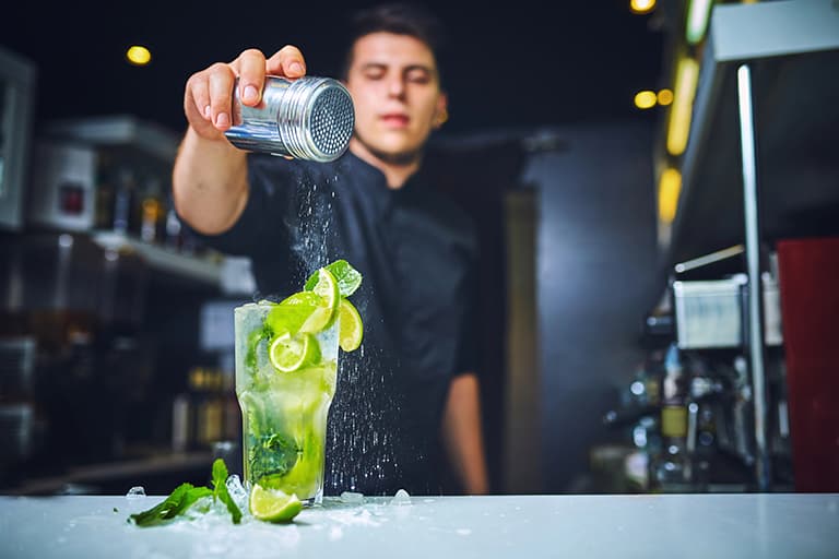 disfruta de todos los cócteles clásicos en tus fiestas y eventos con nuestro servicio de coctelería en Madrid
