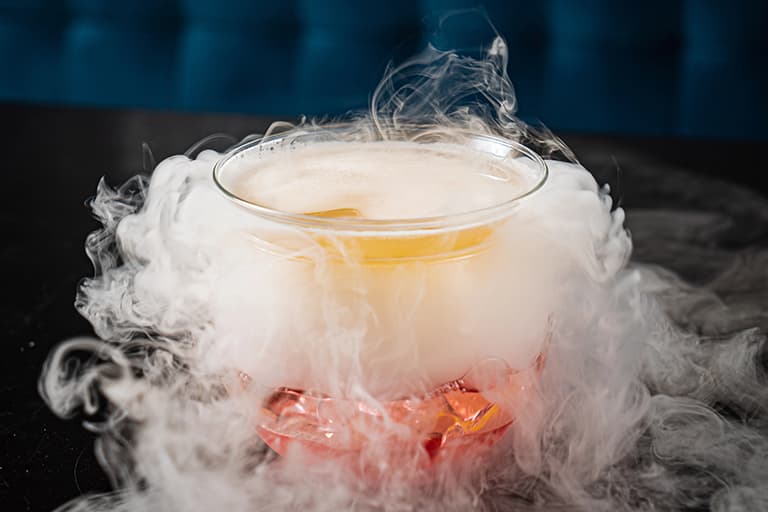 disfruta de todos los cócteles creativos en tus fiestas y eventos con nuestro servicio de coctelería en Madrid