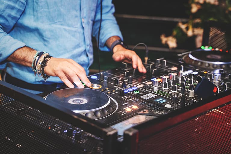 contrata dj u otras actuaciones para eventos y fiestas en Madrid